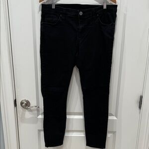 Kut from the Kloth Dark Skinny Jeans
Side to side 18”
Length 28”